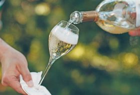 Prosecco_degustazione_Lombardia_AdobeStock_270042785_900x500