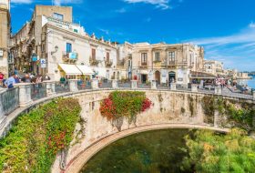 Siracusa_Ortigia_Fonte_di_Aretusa_Sicilia_AdobeStock_223422801_900x500